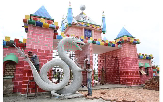 ঢাকার সাভারে বলিয়ারপুরে চার একর জমির ওপর গড়ে উঠেছে যমুনা ন্যাচারাল পার্ক। মনোরম পরিবেশের এই পার্কে থাকছে টয় ট্রেন, জায়ান্ট হুইল, প্যাডেল বোট, ফুড কোর্ট ইত্যাদি। আগামী বছরে পার্কটি উদ্বোধন হবে। চলছে শেষ মুহূর্তের ঘষা-মাজা। ছবিটি আজ বৃহস্পতিবার তোলা। ছবি: আবদুস সালাম