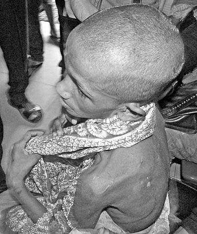 উদ্ধারের পর শিশু ​বীথি। গত বুধবার তোলা ছবি l প্রথম আলো