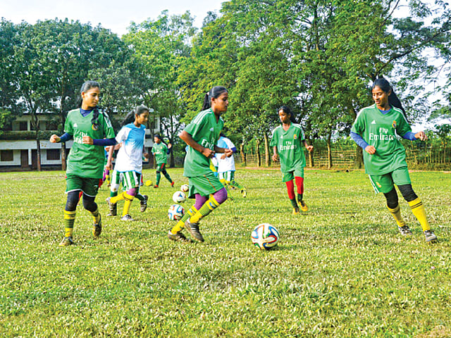 ময়মনসিংহের ধোবাউড়া উপজেলার কলসিন্দুর সরকারি প্রাথমিক বিদ্যালয় মাঠে কৃতী মেয়ে ফুটবলারদের অনুশীলন। এই বিদ্যালয়ে ৬০ জন মেয়ে নিয়মিত অনুশীল​েন অংশ নেয়। এখান থেকে অনেকেই জাতীয় দলে খেলার সুযোগ পেয়েছে l ছবি: জগলুল পাশা