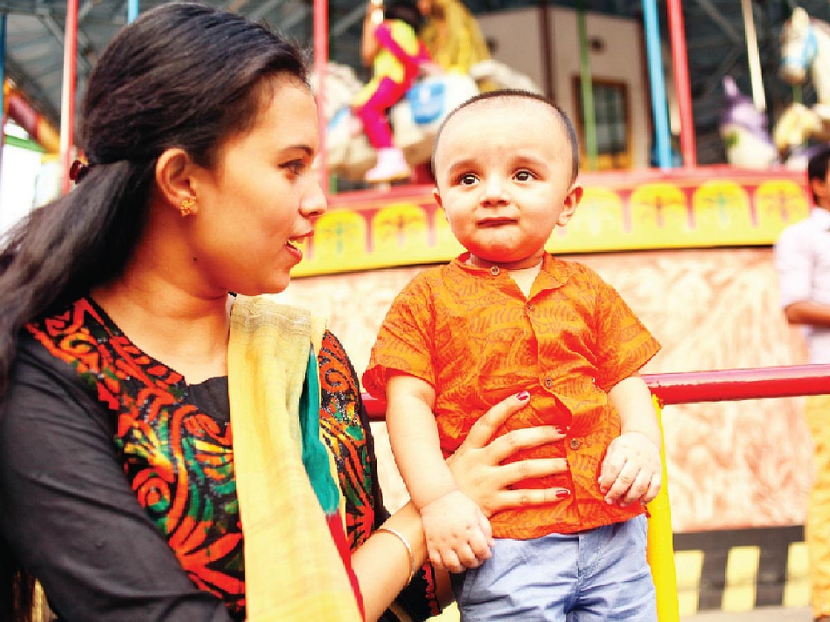 বাইরে গেলে শিশুর আরামের বিষয়টিও নিশ্চিত করুন। ছেলে তাকদিসকে নিয়ে মডেল হয়েছেন তাসরিবা। ছবি: নকশা