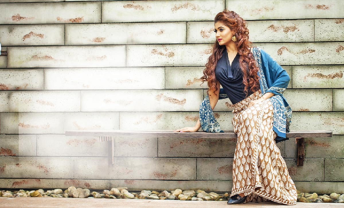 হাল ফ্যাশনের পোশাকে ব্যবহার করা হচ্ছে প্রাকৃতিক রং। মডেল: সূচনা