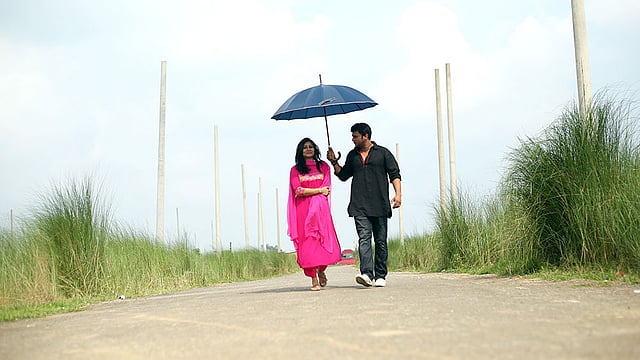 ‘হৃদয়ের গহিনে’ নাটকের একটি দৃশ্যে ফারাহ রুমা ও নাঈম। ছবি: নাসিরউদ্দীন নাসিম