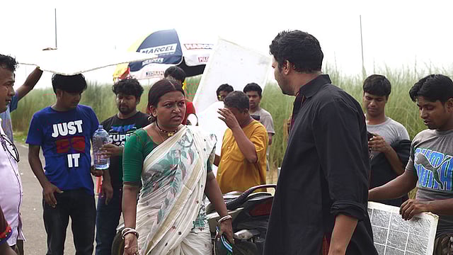 নাটকটির পরিচালক চয়নিকা চৌধুরীর কাছ থেকে দৃশ্য বুঝে নিচ্ছেন নাঈম। ছবি: নাসিরউদ্দীন নাসিম