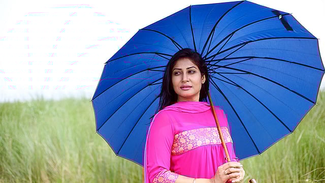 ‘হৃদয়ের গহিনে’ নাটকের একটি দৃশ্যে ফারাহ রুমা। ছবি: নাসিরউদ্দীন নাসিম