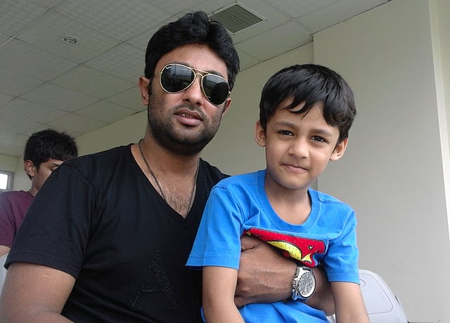 ছেলে নামিরকে নিয়ে তামিমের খেলা দে​খতে স্টেডিয়ামে নাফিস। ছবি: প্রথম ​আলো