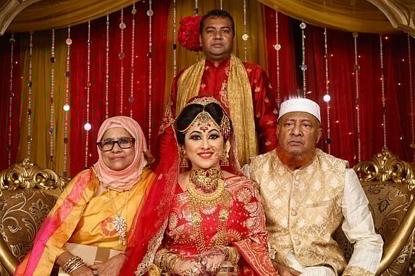 পরিবারের সদস্যদের সঙ্গে অভিনয়শিল্পী সুমাইয়া শিমু। ছবি: নাসিরউদ্দীন নাসিম