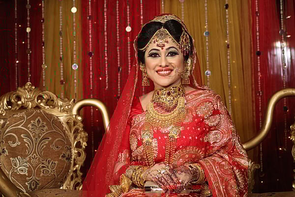 বধূবেশে অভিনয়শিল্পী সুমাইয়া শিমু। ছবি: নাসিরউদ্দীন নাসিম
