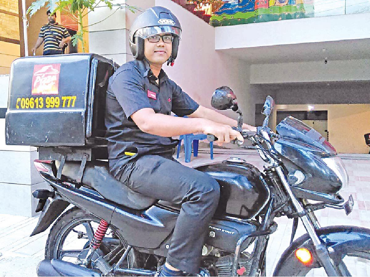 তরুণদের আগ্রহের শীর্ষে আছে ‘হোম ডেলিভারি’র কাজ l ছবি: পিৎজা হাট