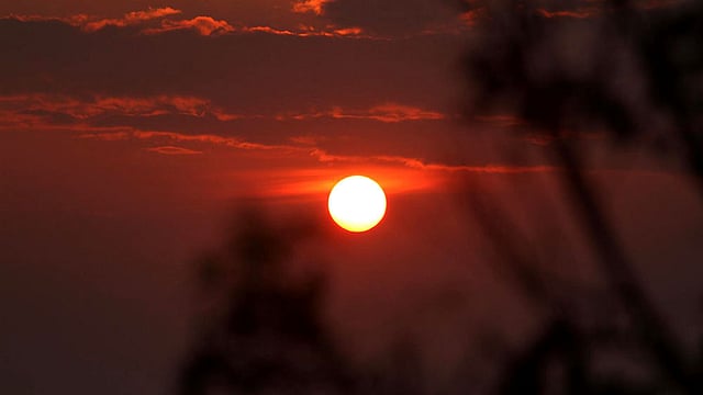 সূর্যের রক্তিম লাল আলো।  ছবি: সুপ্রিয় চাকমা, রাঙামাটি