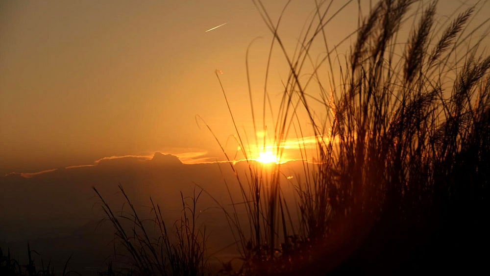 ভোরের সূর্য উঁকি দেওয়ার সঙ্গে সঙ্গে লাল আলো ছড়িয়ে পড়ে পাহাড়ের গায়ে। শরতের সকালে রাঙামাটি সদরের সাপছড়ির উঁচু পাহাড় থেকে গতকাল (২৮ আগস্ট ২০১৫) শুক্রবার ছবিটি তোলা। ছবি: সুপ্রিয় চাকমা, রাঙামাটি