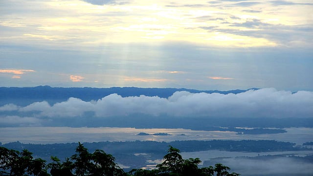 মেঘেরা সরে গেলেই দেখা মেলে পাহাড় আর কাপ্তাই হ্রদ। ছবি: সুপ্রিয় চাকমা, রাঙামাটি