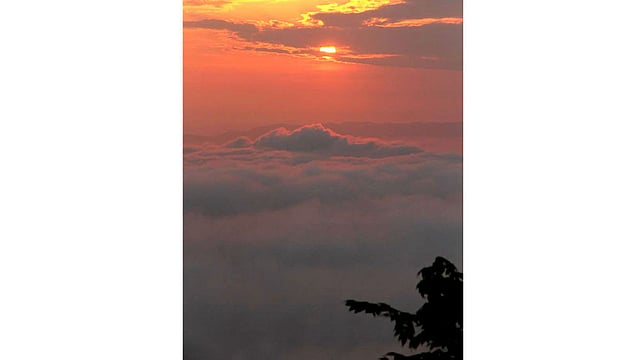 মেঘের চাদরে ঢেকে আছে সবুজ পাহাড়। সূর্যের আলো ছড়ালেই ফুটে উঠতে শুরু করে প্রকৃতির সৌন্দর্য। ছবি: সুপ্রিয় চাকমা, রাঙামাটি