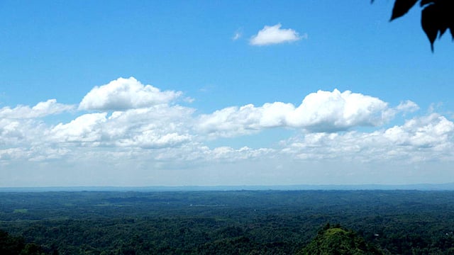 শরতের সকালে আকাশে মেঘের ভেলা।  ছবি: সুপ্রিয় চাকমা, রাঙামাটি