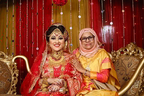 পরিবারের সদস্যদের সঙ্গে অভিনয়শিল্পী সুমাইয়া শিমু। ছবি: নাসিরউদ্দীন নাসিম