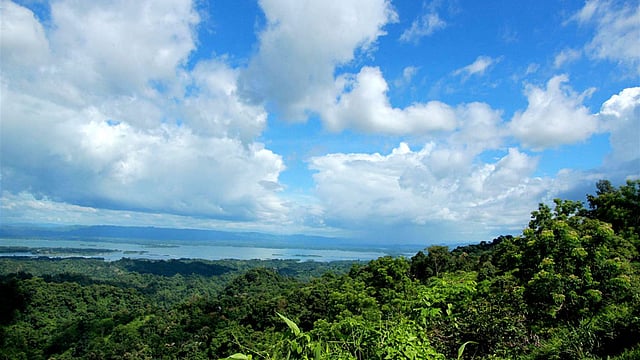 মেঘ-পাহাড় আর জলের মিলনমেলা। ছবি: সুপ্রিয় চাকমা, রাঙামাটি