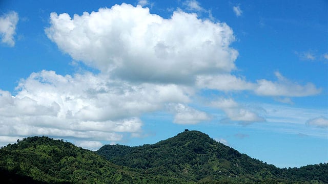 উড়ে যায় শ্বেত বলাকার মতো মেঘের সারি।  ছবি: সুপ্রিয় চাকমা, রাঙামাটি