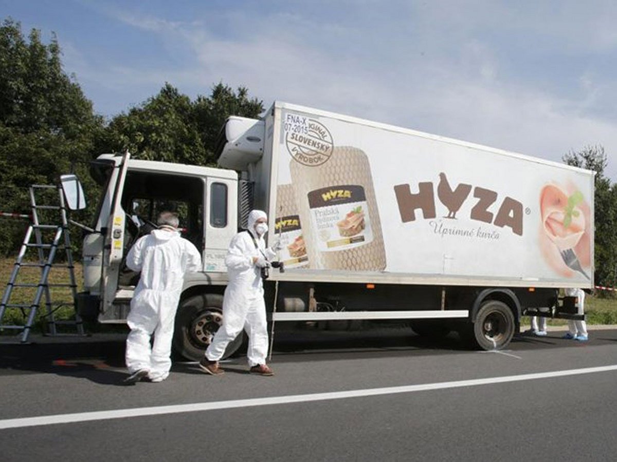 এই লরি থেকে উদ্ধার হয়েছে শরণার্থীদের মৃতদেহ