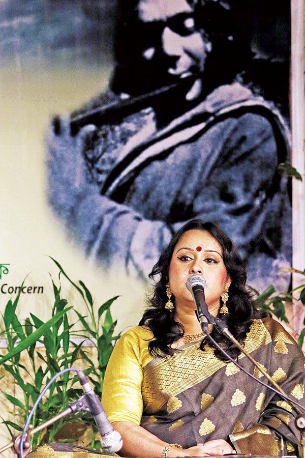 ডেইলি স্টার ভবনের এ এস মাহমুদ সেমিনার কক্ষে গান গাইছেন অনিন্দিতা চৌধুরী l প্রথম আলো