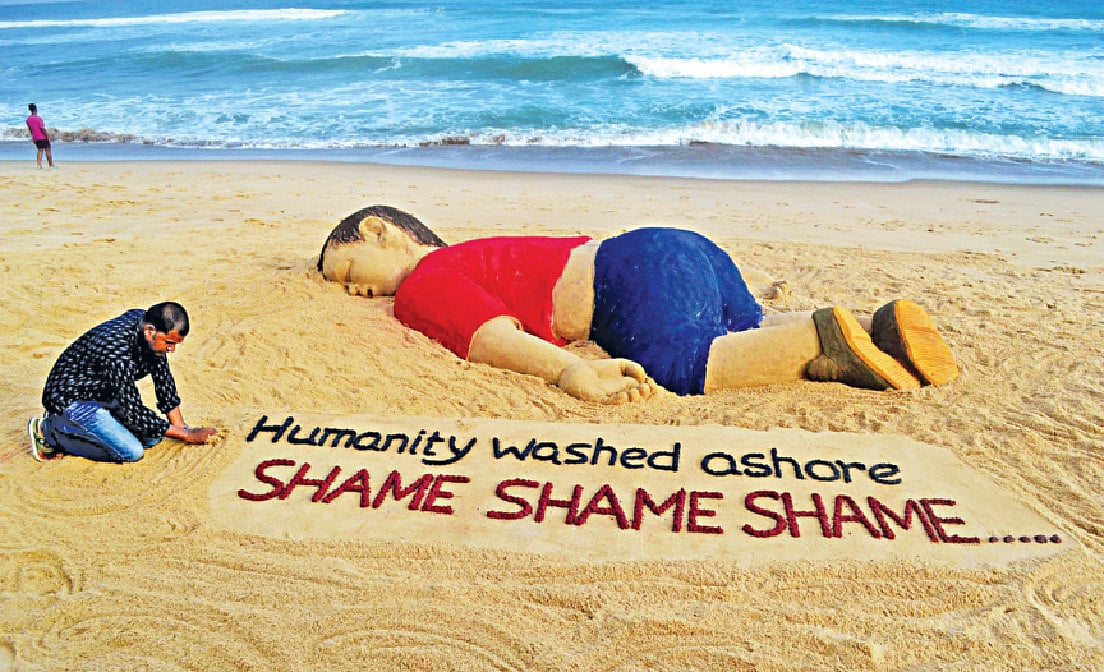 সিরিয়ার শিশু আয়লানের নিষ্প্রাণ শরীরটি এভাবেই ভেসে এসেছিল তুরস্কের একটি সৈকতে। বিশ্ববিবেককে প্রচণ্ড নাড়া দিয়েছে ছবিটি। বালু দিয়ে ভাস্কর্য বানিয়ে মর্মস্পর্শী ঘটনাটি ফুটিয়ে তুলেছেন সুপরিচিত ভারতীয় শিল্পী সুদর্শন পট্টনায়েক। ভাস্কর্যের পাশে তিনি লিখেছেন, ‘ভেসে যাওয়া মানবতা...লজ্জা লজ্জা লজ্জা’।  ওডিশা রাজ্যের পুরী সৈকত থেকে গতকাল তোলা ছবি l এএফপি