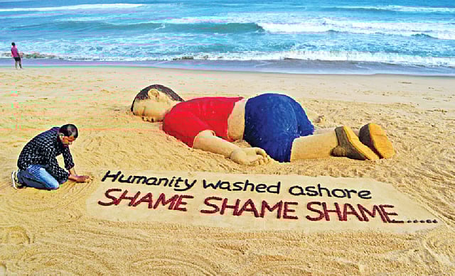 সিরিয়ার শিশু আয়লানের নিষ্প্রাণ শরীরটি এভাবেই ভেসে এসেছিল তুরস্কের একটি সৈকতে। বিশ্ববিবেককে প্রচণ্ড নাড়া দিয়েছে ছবিটি। বালু দিয়ে ভাস্কর্য বানিয়ে মর্মস্পর্শী ঘটনাটি ফুটিয়ে তুলেছেন সুপরিচিত ভারতীয় শিল্পী সুদর্শন পট্টনায়েক। ভাস্কর্যের পাশে তিনি লিখেছেন, ‘ভেসে যাওয়া মানবতা...লজ্জা লজ্জা লজ্জা’।  ওডিশা রাজ্যের পুরী সৈকত থেকে গতকাল তোলা ছবি l এএফপি