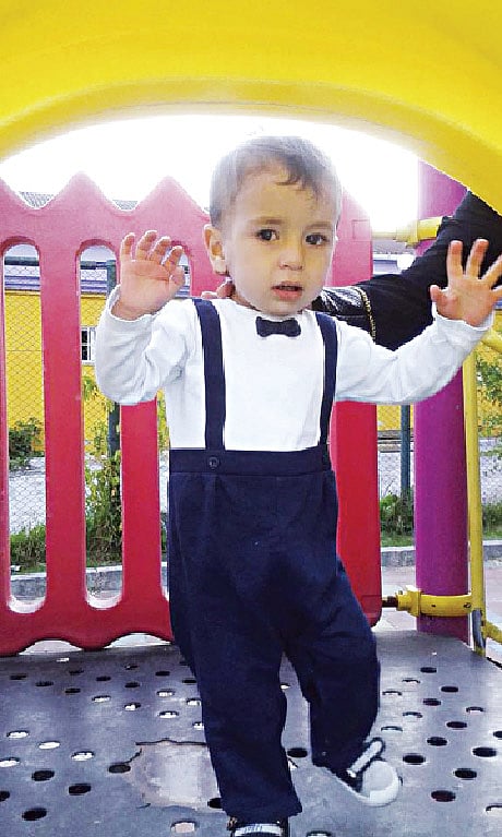 আনুষ্ঠানিক পোশাকে আয়লান