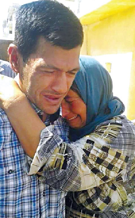 দাফনের সময় আয়লানের বাবা