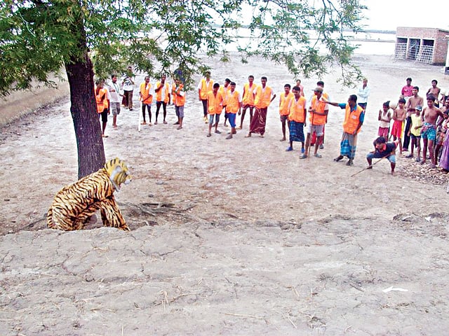 বাঘের হাত থেকে নিজেকে রক্ষা করে কীভাবে ফিরিয়ে দেওয়া যায় বনে, সে প্রশিক্ষণই চলছে গ্রামবাসীর