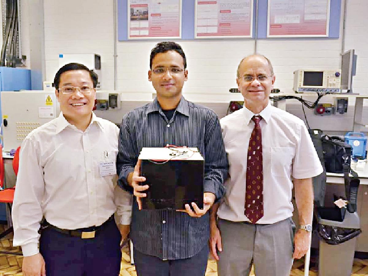 শেফিল্ড বিশ্ববিদ্যালয়ে বিচারকদের সঙ্গে বুয়েটের শিক্ষার্থী জাহিন মুস্তাকিন