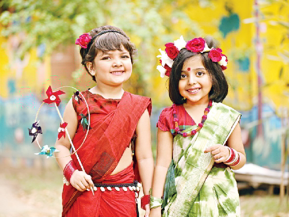 ছোট্ট প্রিন্সেস আর তোড়া এবার পয়লা বৈশাখে এমন সাজেই বেড়াতে বেরিয়েছিল। ছবি: নকশা