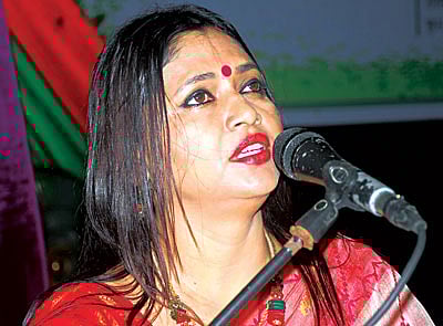 মুক্তধ্বনি আবৃত্তি সংসদ আয়োজিত আবৃত্তি অনুষ্ঠানে কবিতা পাঠ করেন এক শিল্পী