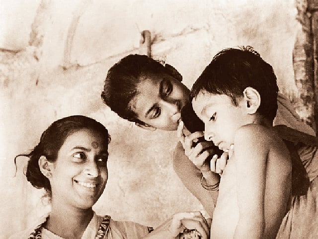 পথের পাঁচালী ছবিতে অপুর মায়ের চরিত্রে করুণা বন্দ্যোপাধ্যায় (বাঁয়ে)