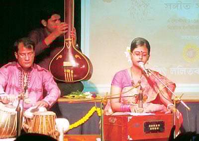 রবীন্দ্র–নজরুল স্মরণে স্বরিৎ ললিতকলা কেন্দ্র আয়োজিত অনুষ্ঠানে গান করেন এক শিল্পী