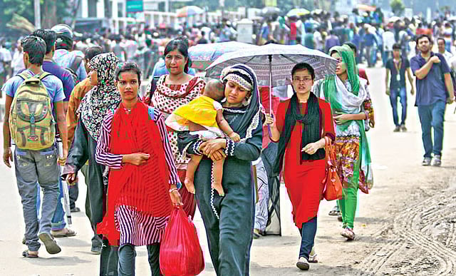 কোনো যানবাহন না পেয়ে শিশু কোলে এই মা গন্তব্যে পেঁৗছতে হেঁটে রওনা দেন l ছবি: প্রথম আলো