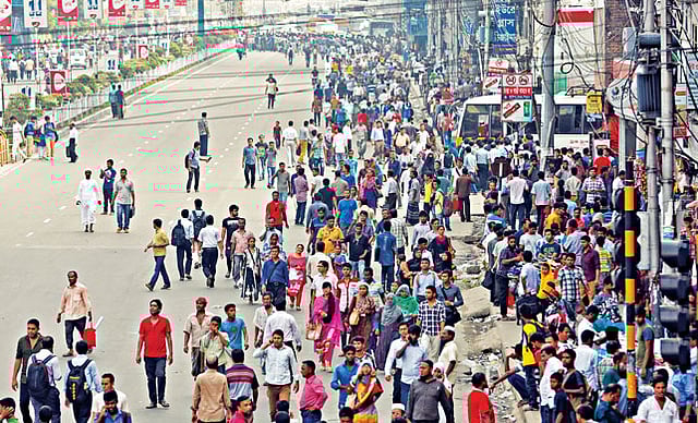 বেসরকারি বিশ্ববিদ্যালয়ের শিক্ষার্থীরা বনানী এলাকায় বিক্ষোভ শুরু করলে যানবাহন চলাচল বন্ধ হয়ে যায়। এতে সাধারণ মানুষ পড়েন ভোগান্তিতে। ছবিটি বনানী এলাকা থেকে গতকাল বিকেলের দিকে তোলা l প্রথম আলো