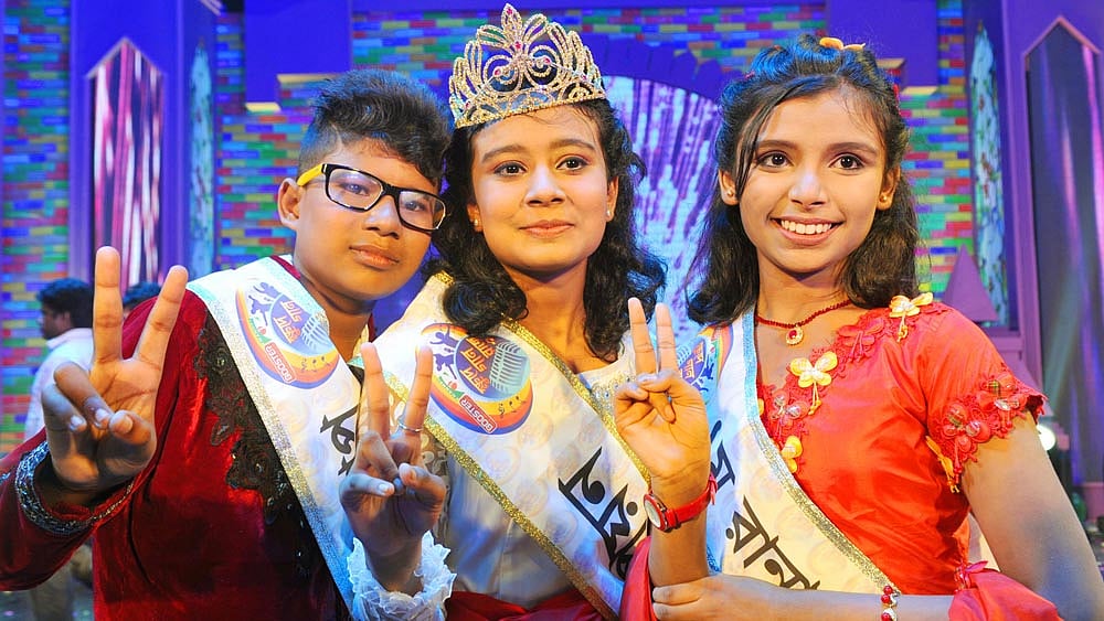 প্রতিযোগিতার দ্বিতীয় রানার আপ মাহিন, চ্যাম্পিয়ন পুষ্পিতা ও প্রথম রানার আপ রাফতি