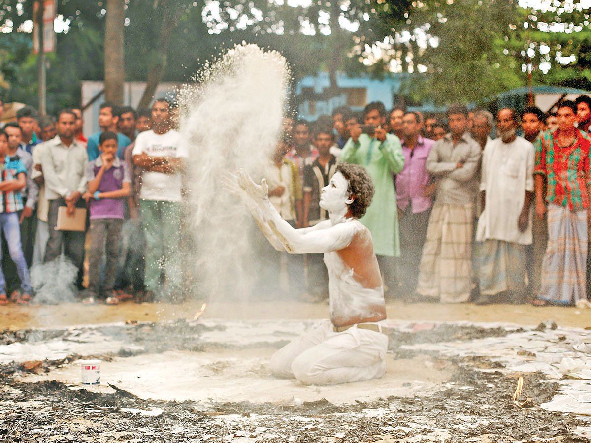 গতকাল শিল্পী অসীম হালদার সাগর পারফরমিং আর্টের মাধ্যমে করলেন অশুভর বিরুদ্ধে শুভর প্রতিবাদ l ছবি: প্রথম আলো
