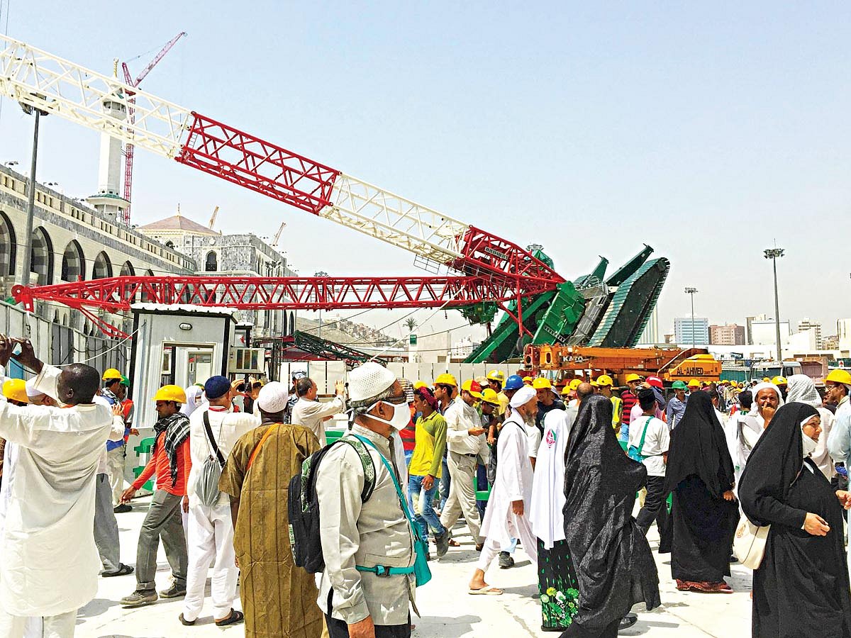 সৌদি আরবের মক্কা নগরে পবিত্র মসজিদুল হারামে ভেঙে যাওয়া ক্রেনটির পাশ দিয়ে হেঁটে যাচ্ছেন মুসল্লিরা। গত শুক্রবার এই ক্রেন ভেঙে নিহত হন অন্তত ১০৭ জন l ছবি: রয়টার্স
