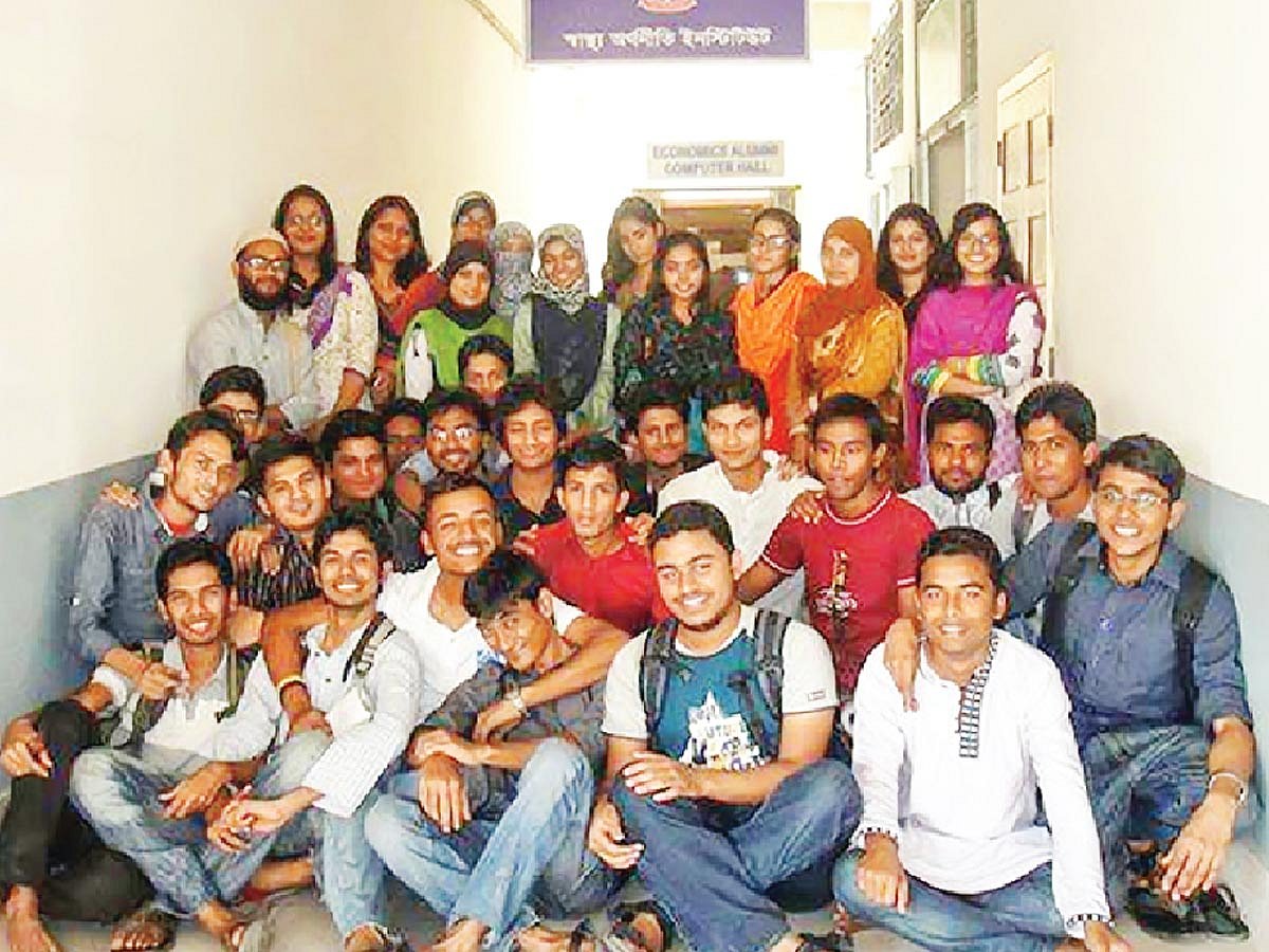 এক আড্ডায় ঢাকা বিশ্ববিদ্যালয়ের স্বাস্থ্য অর্থনীতি ইনস্টিটিউটের শিক্ষার্থীরা