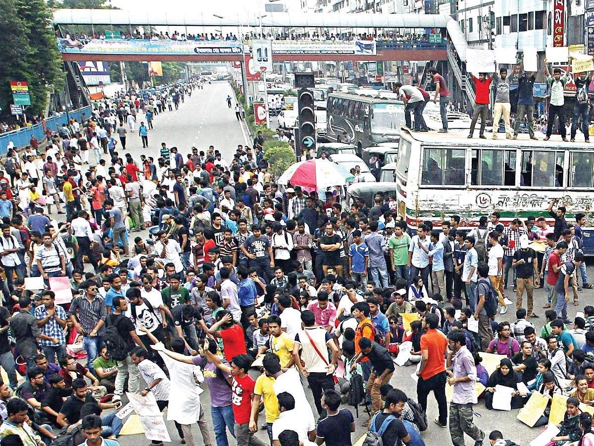 বেসরকারি বিশ্ববিদ্যালয়ের ‘টিউশন ফি’র ওপর আরোপিত ভ্যাট প্রত্যাহারের দাবিতে গতকাল শিক্ষার্থীরা রাজধানীর বনানী এলাকায় রাস্তা অবরোধ করে বিক্ষোভ করেন l ছবি: প্রথম আলো