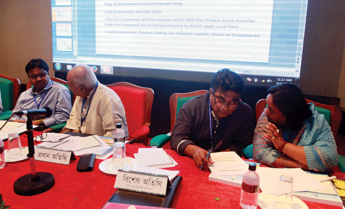 রাজউক মিলনায়তনে গতকাল ‘ঢাকার খসড়া কাঠামো পরিকল্পনা’ শীর্ষক সেমিনারে (বাঁ থেকে) ঢাকা দক্ষিণ সিটির মেয়র সাঈদ খোকন, গৃহায়ণ ও গণপূর্তমন্ত্রী মোশাররফ হোসেন, ঢাকা উত্তর সিটির মেয়র আনিসুল হক ও নারায়ণগঞ্জ সিটির মেয়র সেলিনা হায়াৎ আইভী l প্রথম আলো