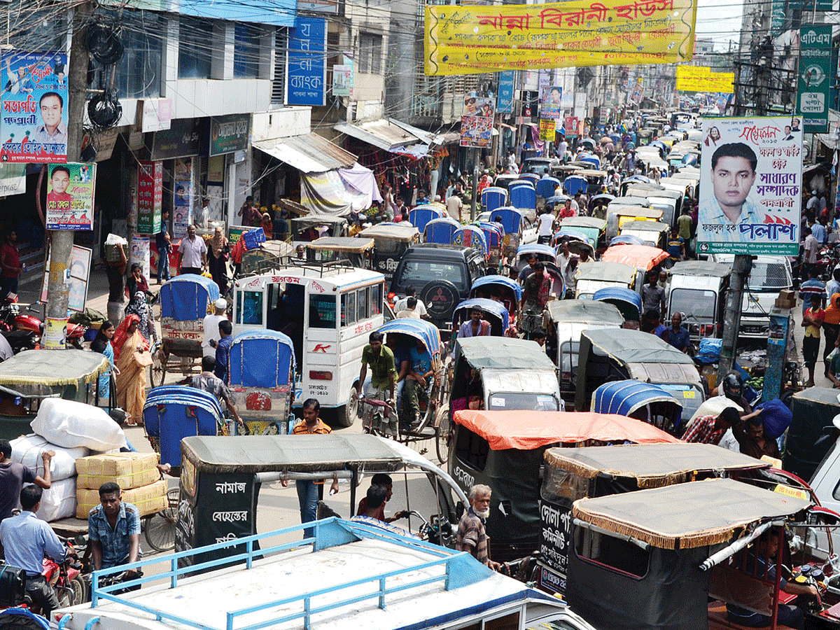 দুর্বিষহ যানজটে স্বাভাবিক পথচলা ব্যাহত হচ্ছে পাবনা শহরবাসীর। ছবিটি শহরের আবদুল হামিদ সড়কের ট্রাফিক মোড় থেকে তোলা l প্রথম আলো