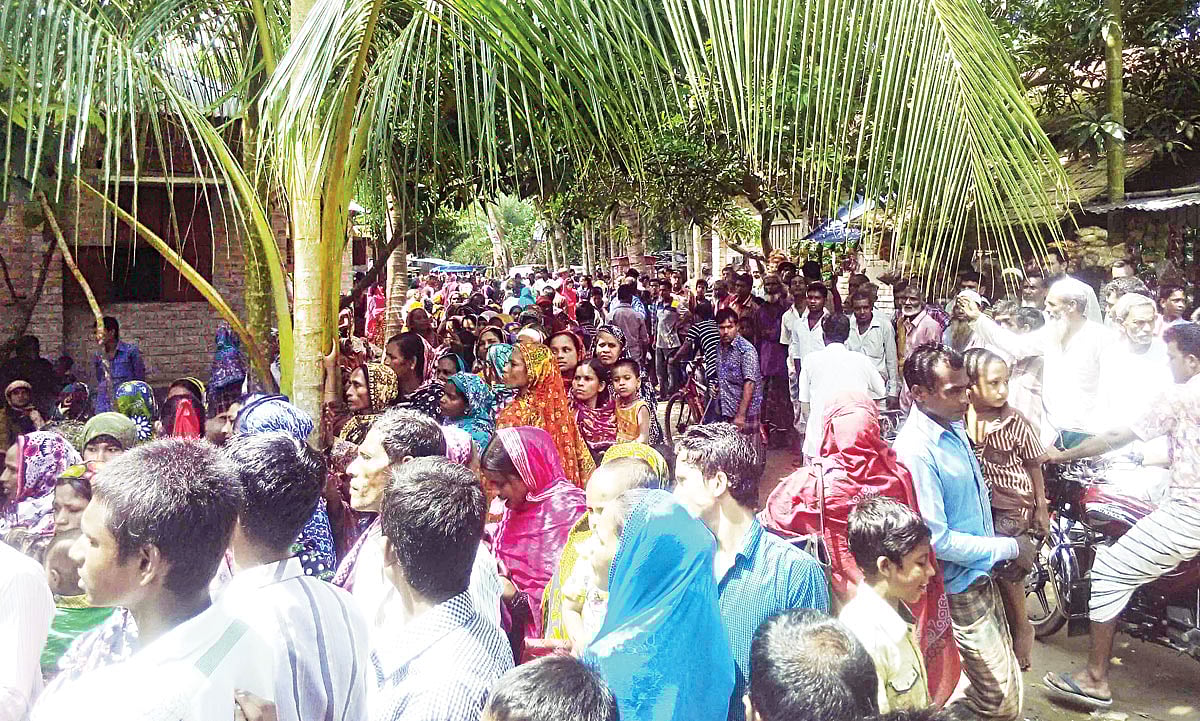 চিকিৎসা নিতে আসা মানুষের ভিড়। গত শনিবার তোলা ছবি l প্রথম আলো