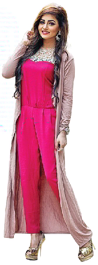 পোশাকের রঙের সঙ্গে কনট্রাস্ট করে শ্রাগ পরতে পারেন। মডেল: বৃষ্টি