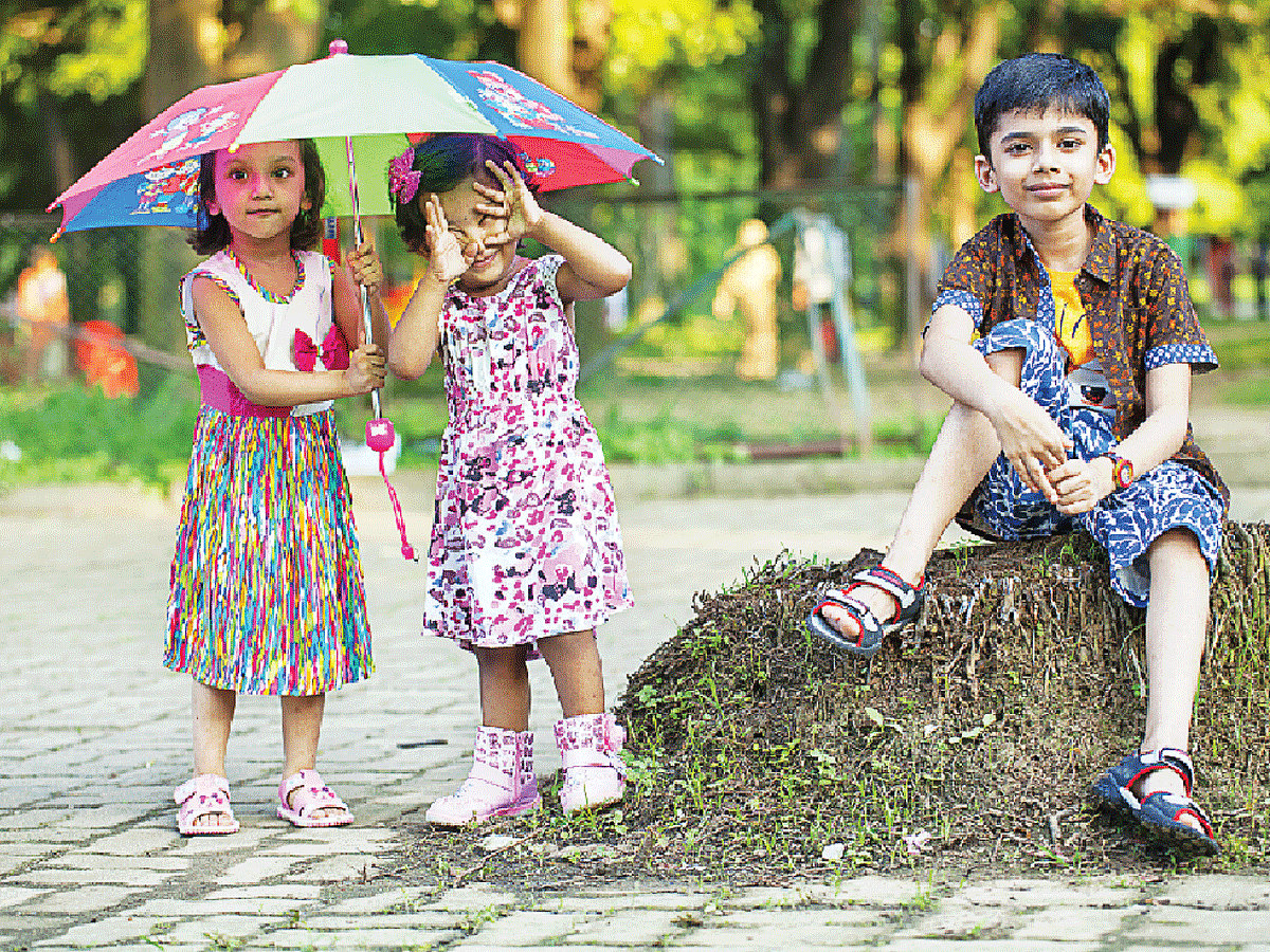 উজ্জ্বল রঙে আরামদায়ক পোশাক পাবেন শিশুদের জন্য। মডেল: অারফা, তাসফিয়া ও নুমায়ের, পোশাক: লা রিভ, ছবি: কবির হোসেন