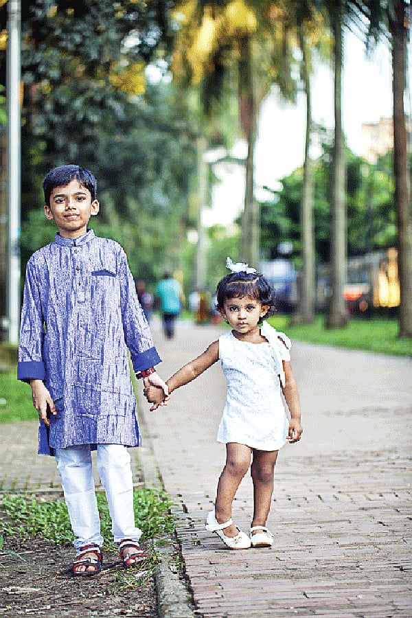 পোশাকের কাটেও বৈচিত্র্য আছে