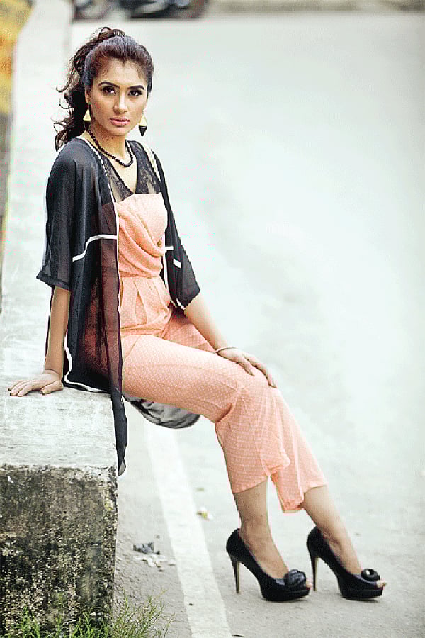 স্লিভলেস জাম্পসুটের ও​পরে পরতে পারেন জ্যাকেট