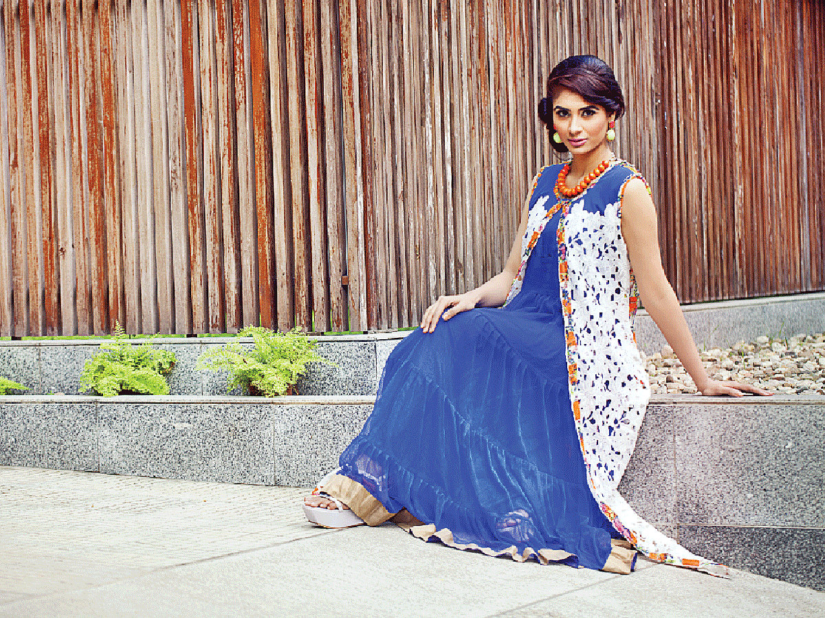 গাউন কিংবা ম্যাক্সি ড্রেসের সঙ্গে বেশ চলছে লম্বা কটি। মডেল: ইতিশা, পোশাক: আইকনিক ফ্যাশন গ্যারেজ, সাজ: রেড, ছবি: কবির হোসেন