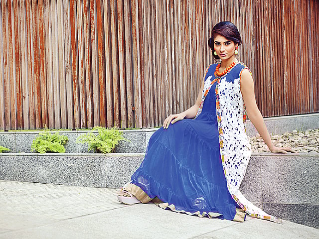 গাউন কিংবা ম্যাক্সি ড্রেসের সঙ্গে বেশ চলছে লম্বা কটি। মডেল: ইতিশা, পোশাক: আইকনিক ফ্যাশন গ্যারেজ, সাজ: রেড, ছবি: কবির হোসেন