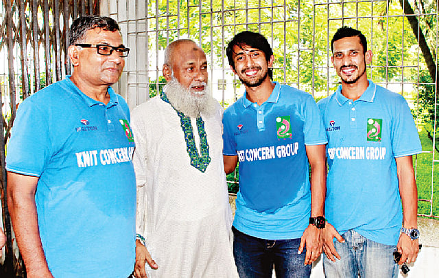 প্রিয় দুই শিক্ষক কাওসার আলী ও হারুনুর রশীদের সঙ্গে মামুনুল ও নাসির