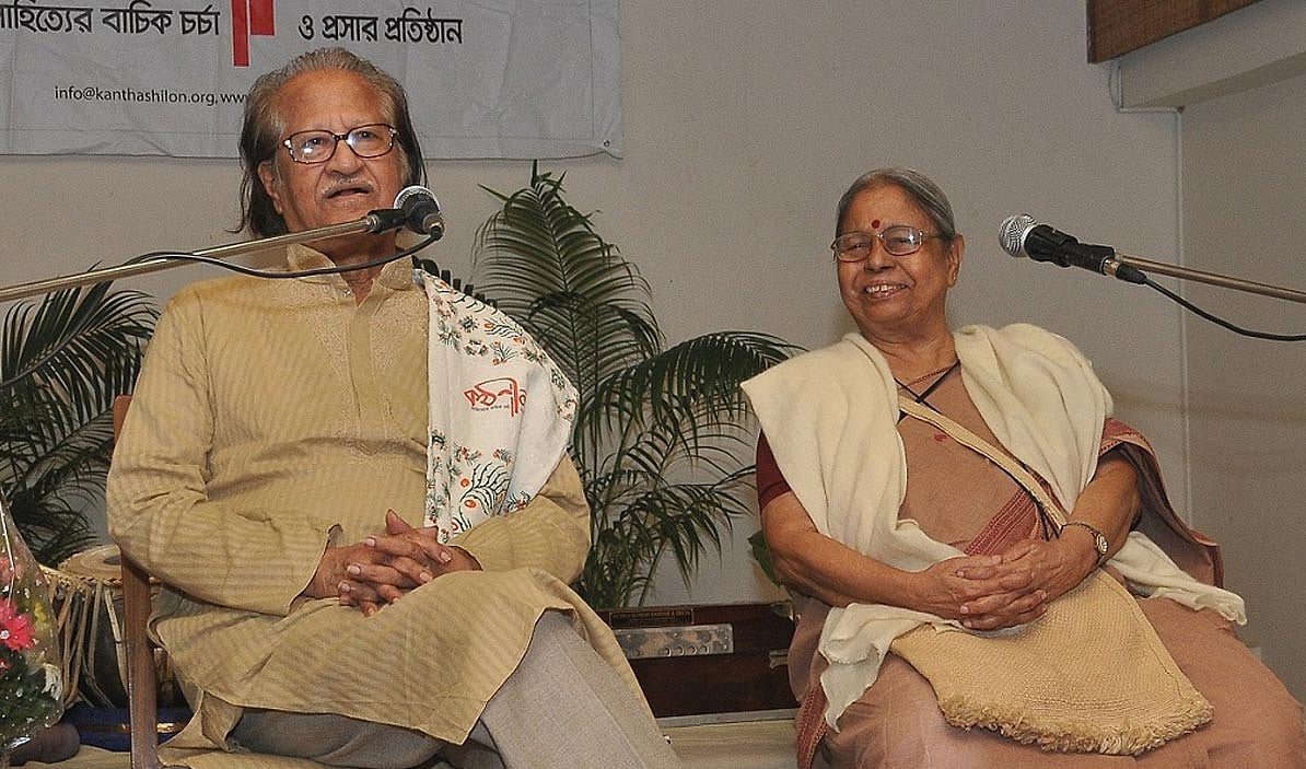 বলছেন মুস্তাফা মনোয়ার, পাশে হাস্যোজ্জ্বল সন্‌জীদা খাতুন